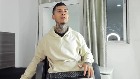 andrew_sanders69 online show from November 16, 2025, 3:12 am