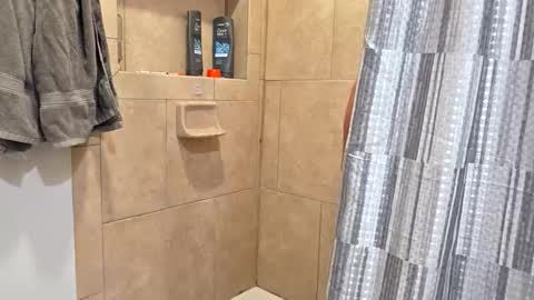 Snapshot of andrewo42601 chatting on November 6, 2025, 12:44 am andrewo42601 online show from November 6, 2025, 12:44 am