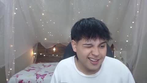 Snapshot of andrewsmile_ chatting on December 22, 2024, 12:38 pm ANDREW online show from December 22, 2024, 12:38 pm