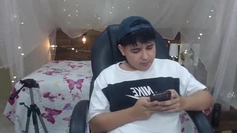 Snapshot of andrewsmile_ chatting on December 22, 2024, 3:44 pm ANDREW online show from December 22, 2024, 3:44 pm