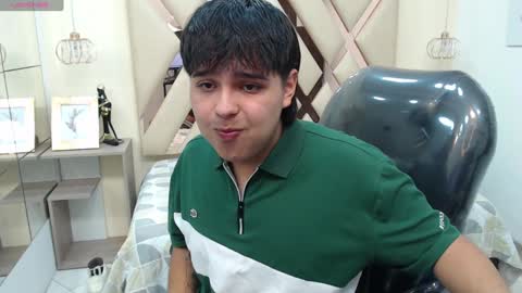 Snapshot of andrewsmile_ chatting on January 4, 2025, 12:38 pm ANDREW online show from January 4, 2025, 12:38 pm