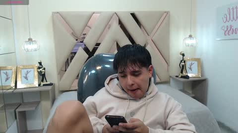 Snapshot of andrewsmile_ chatting on January 14, 2025, 12:24 pm ANDREW online show from January 14, 2025, 12:24 pm