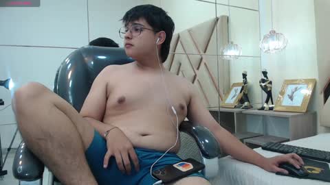 Snapshot of andrewsmile_ chatting on January 25, 2025, 4:24 pm ANDREW online show from January 25, 2025, 4:24 pm