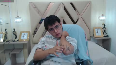 Snapshot of andrewsmile_ chatting on January 27, 2025, 6:20 pm ANDREW online show from January 27, 2025, 6:20 pm