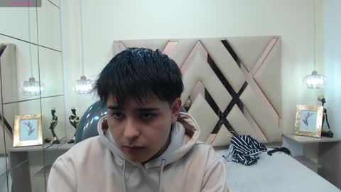 Snapshot of andrewsmile_ chatting on February 1, 2025, 12:05 pm ANDREW online show from February 1, 2025, 12:05 pm