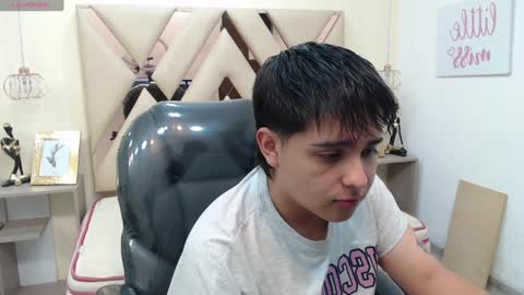 Snapshot of andrewsmile_ chatting on February 4, 2025, 12:00 pm ANDREW online show from February 4, 2025, 12:00 pm