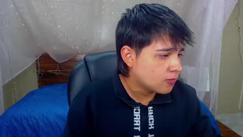 Snapshot of andrewsmile_ chatting on February 21, 2025, 12:28 pm ANDREW online show from February 21, 2025, 12:28 pm