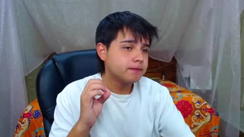 Snapshot of andrewsmile_ chatting on February 25, 2025, 12:24 pm ANDREW online show from February 25, 2025, 12:24 pm