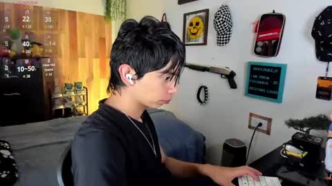 Snapshot of andy_guez_11 chatting on February 25, 2025, 11:30 am andy_guez_11 online show from February 25, 2025, 11:30 am