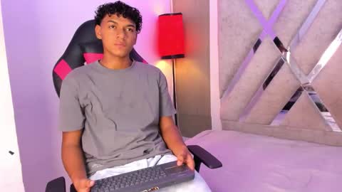 Snapshot of andy_jones7 chatting on October 10, 2025, 4:00 am andy_jones7 online show from October 10, 2025, 4:00 am