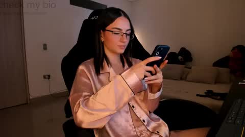 Snapshot of anelisse_ chatting on February 21, 2025, 3:45 am online show from February 21, 2025, 3:45 am