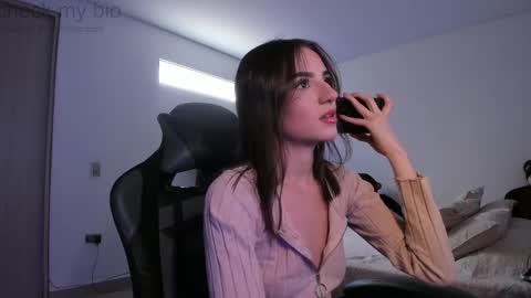 Snapshot of anelisse_ chatting on February 27, 2025, 5:15 pm online show from February 27, 2025, 5:15 pm