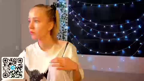 Snapshot of anellyball_ chatting on March 13, 2026, 9:38 am Anelly online show from March 13, 2026, 9:38 am