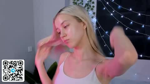 Snapshot of anellyball_ chatting on March 18, 2026, 9:12 am Anelly online show from March 18, 2026, 9:12 am