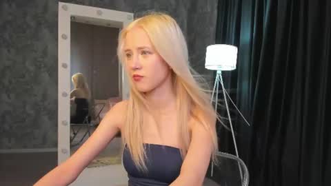 Snapshot of anellyball_ chatting on July 18, 2026, 9:24 am Anelly online show from July 18, 2026, 9:24 am