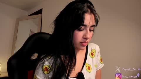 Snapshot of angeel_fox chatting on January 25, 2025, 11:43 pm Angel  online show from January 25, 2025, 11:43 pm