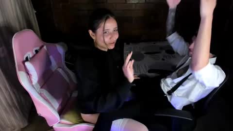 Snapshot of angel_and_yessi chatting on January 15, 2025, 6:01 am Angel y Yessi online show from January 15, 2025, 6:01 am