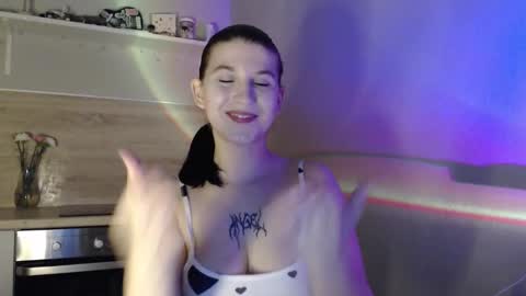 Angel online show from October 6, 2025, 2:03 pm