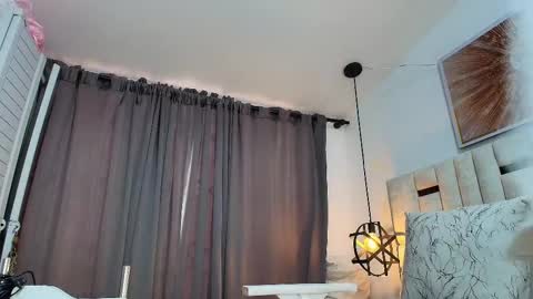 Nicolle  online show from November 3, 2025, 11:22 am