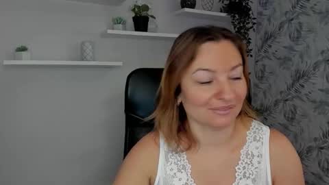 Snapshot of angela_samt chatting on September 15, 2025, 5:40 am Angela online show from September 15, 2025, 5:40 am