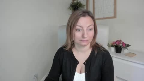 Snapshot of angela_samt chatting on September 18, 2025, 5:42 am Angela online show from September 18, 2025, 5:42 am