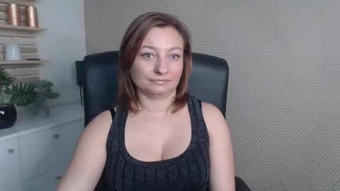 Snapshot of angela_samt chatting on October 21, 2025, 5:41 am Angela online show from October 21, 2025, 5:41 am