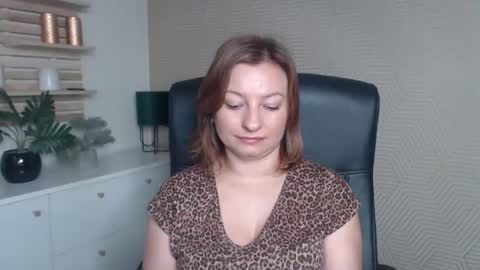 Snapshot of angela_samt chatting on October 28, 2025, 6:39 am Angela online show from October 28, 2025, 6:39 am