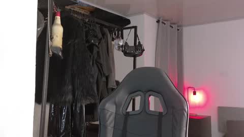 Snapshot of angelabl0odborne chatting on September 25, 2025, 10:57 pm Angela help me reach 100 thumbs up online show from September 25, 2025, 10:57 pm