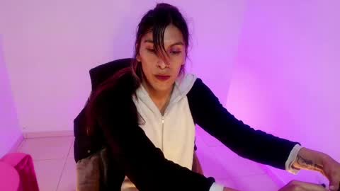 Snapshot of angele_johnson chatting on May 29, 2026, 9:35 pm angele online show from May 29, 2026, 9:35 pm