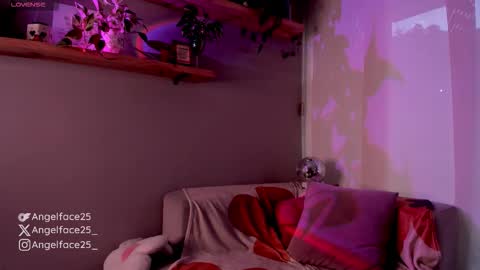 . online show from October 3, 2025, 10:40 pm