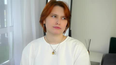 Snapshot of angeliastouffer chatting on October 27, 2025, 8:18 am Viola online show from October 27, 2025, 8:18 am