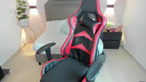 Snapshot of angelica_dymond chatting on February 21, 2025, 2:06 pm A N G E L I C A online show from February 21, 2025, 2:06 pm