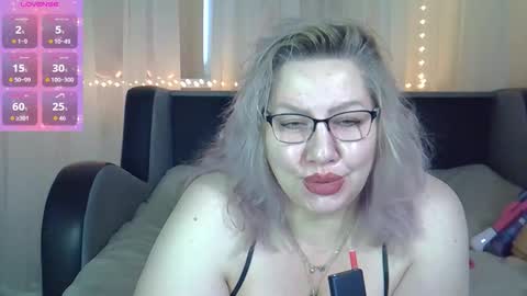 Snapshot of angelinaglam chatting on October 13, 2025, 12:05 pm AngelinaGlam online show from October 13, 2025, 12:05 pm