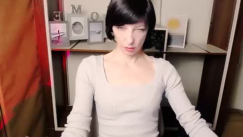 Snapshot of angelinalov_ chatting on January 9, 2026, 10:40 am Angelina online show from January 9, 2026, 10:40 am