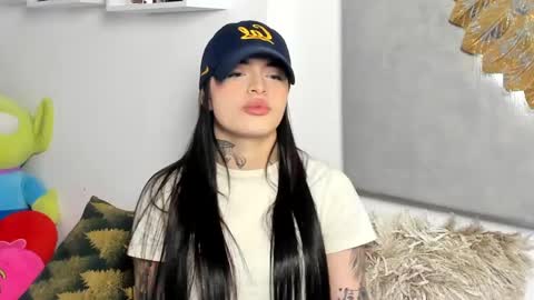 Snapshot of angeline__smith chatting on December 17, 2024, 6:35 am Angeline Smith online show from December 17, 2024, 6:35 am