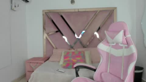 angell_petite01 online show from June 13, 2026, 9:13 pm