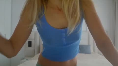 Snapshot of angelsquirting chatting on May 17, 2026, 5:49 am Alesia online show from May 17, 2026, 5:49 am