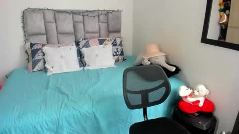Snapshot of angie_blondie chatting on December 14, 2024, 6:20 pm angie online show from December 14, 2024, 6:20 pm