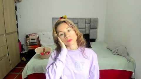 Snapshot of angie_blondie chatting on February 4, 2025, 11:49 am angie online show from February 4, 2025, 11:49 am