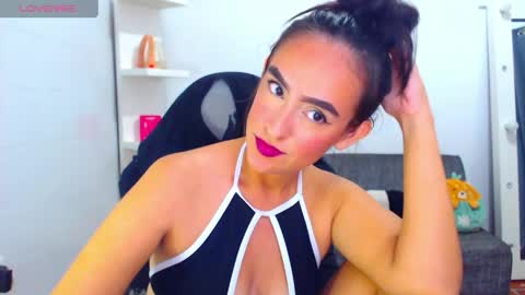 Snapshot of angie_dreamgirl chatting on May 1, 2026, 8:46 pm IG angie dreamgirl01 online show from May 1, 2026, 8:46 pm