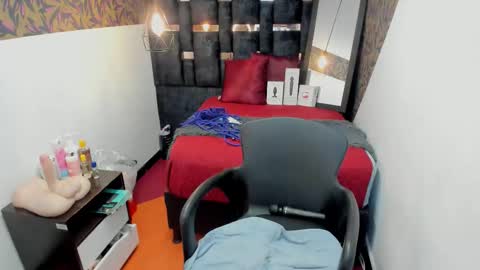 Snapshot of anhell7_ chatting on October 8, 2025, 10:18 pm Anhell online show from October 8, 2025, 10:18 pm