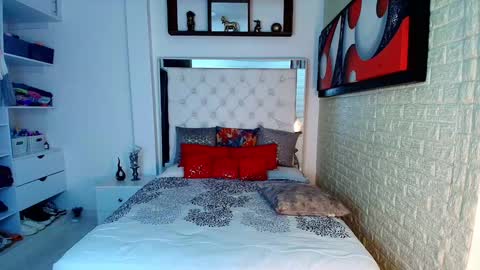 laura  online show from October 30, 2025, 2:02 am