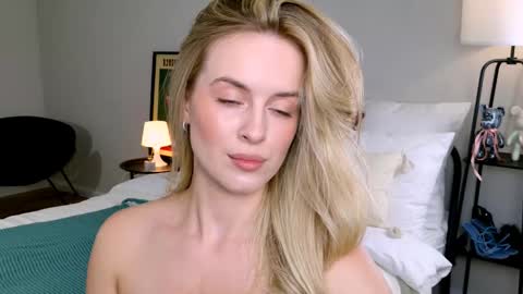 Snapshot of anitafischer chatting on October 3, 2025, 12:02 pm Anita online show from October 3, 2025, 12:02 pm