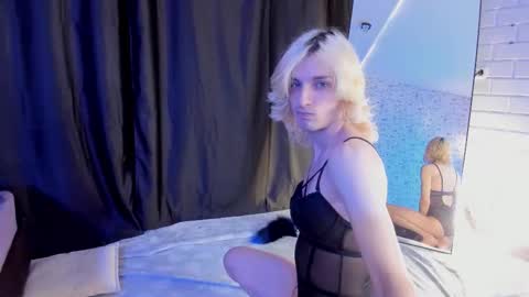 Snapshot of anjella_botton chatting on October 8, 2025, 6:27 pm Angel online show from October 8, 2025, 6:27 pm