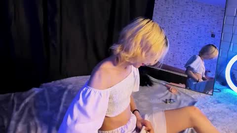 Snapshot of anjella_botton chatting on October 12, 2025, 6:07 pm Angel online show from October 12, 2025, 6:07 pm