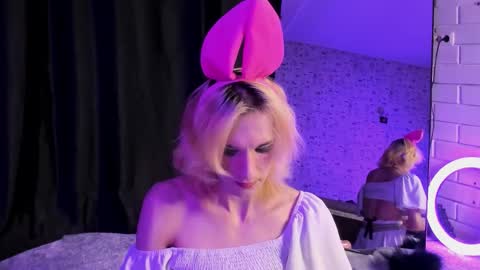 Snapshot of anjella_botton chatting on October 13, 2025, 6:41 pm Angel online show from October 13, 2025, 6:41 pm