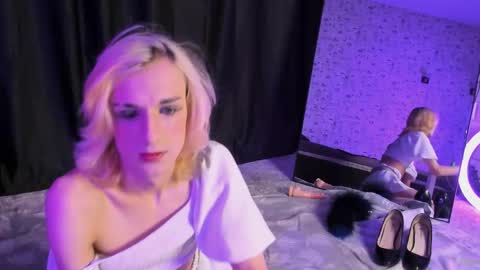 Snapshot of anjella_botton chatting on October 14, 2025, 6:31 pm Angel online show from October 14, 2025, 6:31 pm