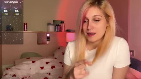 Snapshot of annabel_myr chatting on October 15, 2025, 11:43 am Annabel online show from October 15, 2025, 11:43 am