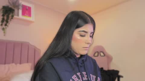 Snapshot of anneee_ chatting on February 19, 2025, 12:11 pm Anne online show from February 19, 2025, 12:11 pm