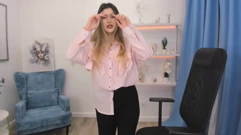 annetli online show from October 15, 2025, 3:39 am